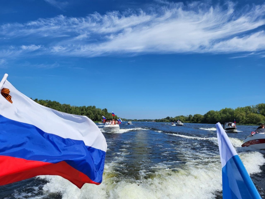 В честь Дня флага в Саратовской области прошел парад катеров