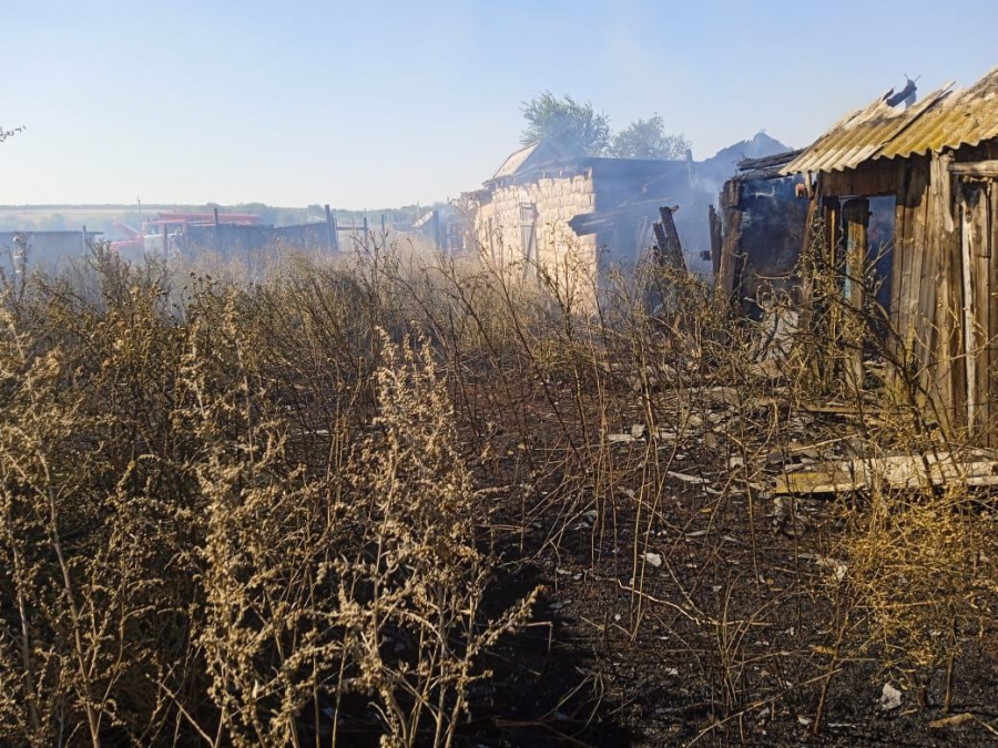 Под Саратовом пожарные и работники администрации потушили горящий дом и постройки