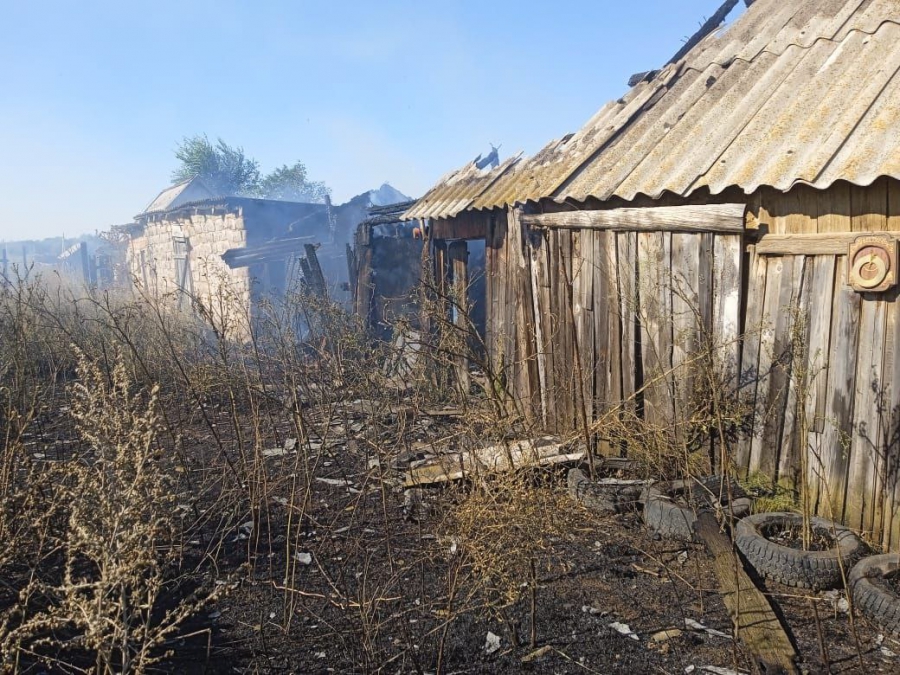 Под Саратовом пожарные и работники администрации потушили горящий дом и постройки