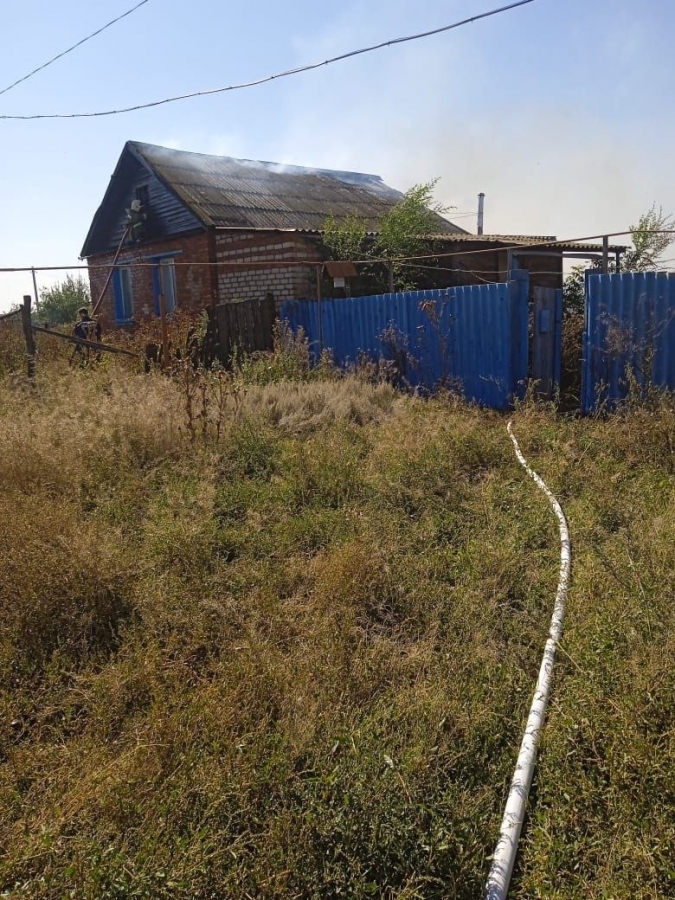 Под Саратовом пожарные и работники администрации потушили горящий дом и постройки