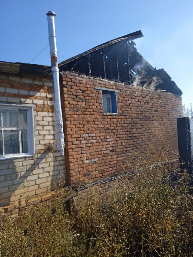 Под Саратовом пожарные и работники администрации потушили горящий дом и постройки