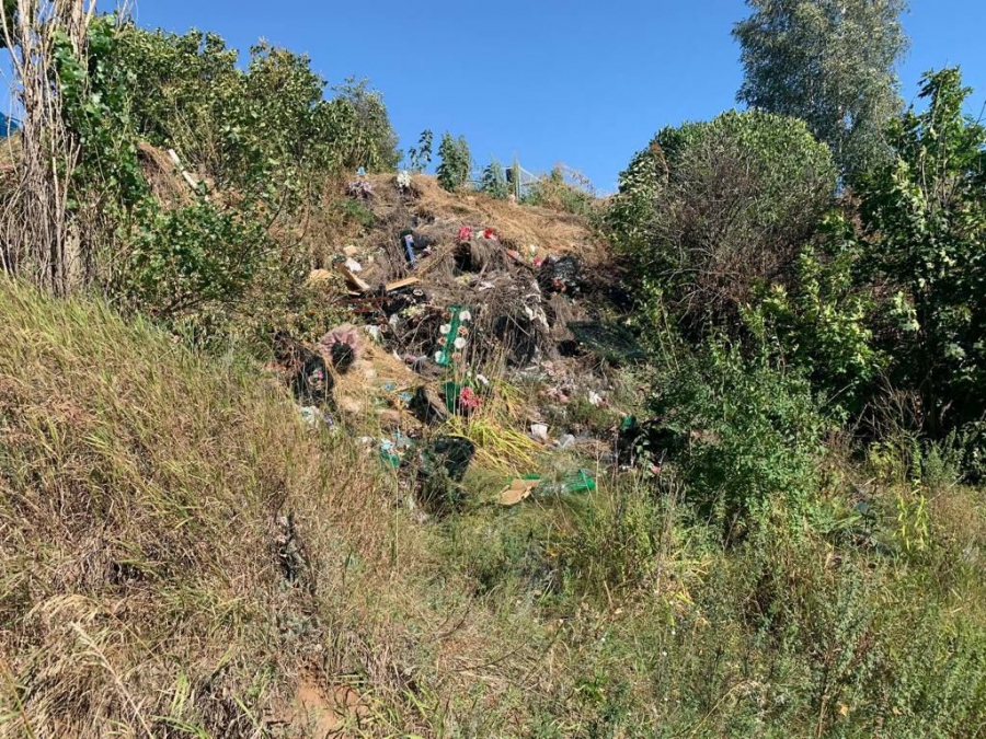 В Ртищеве обнаружили свалки мусора на кладбище без забора