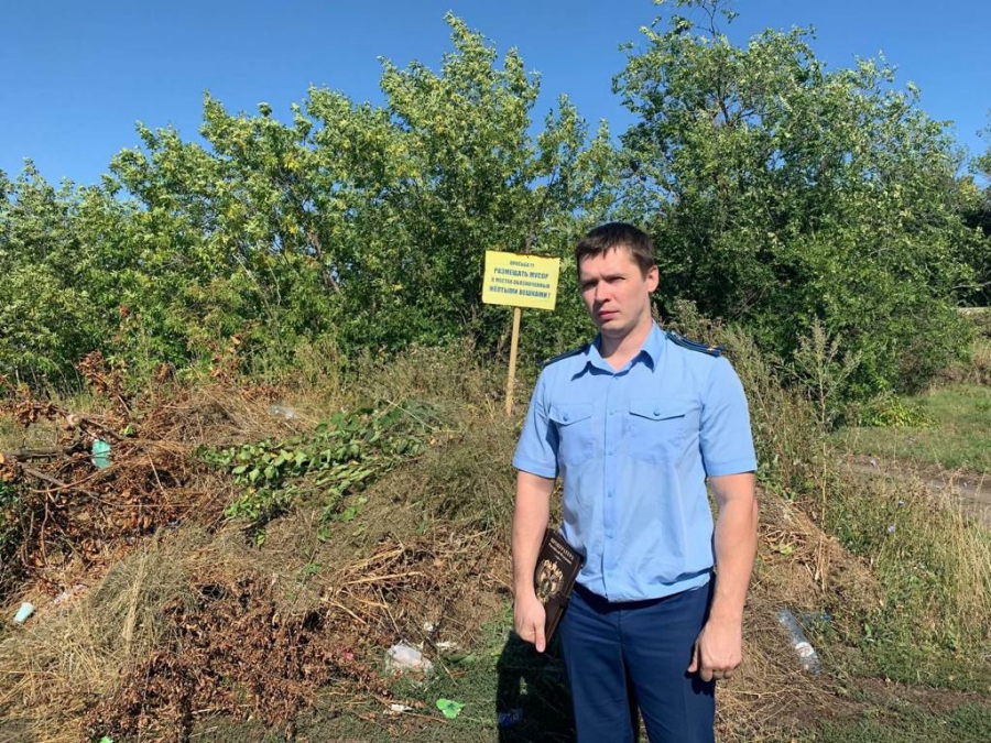 В Ртищеве обнаружили свалки мусора на кладбище без забора