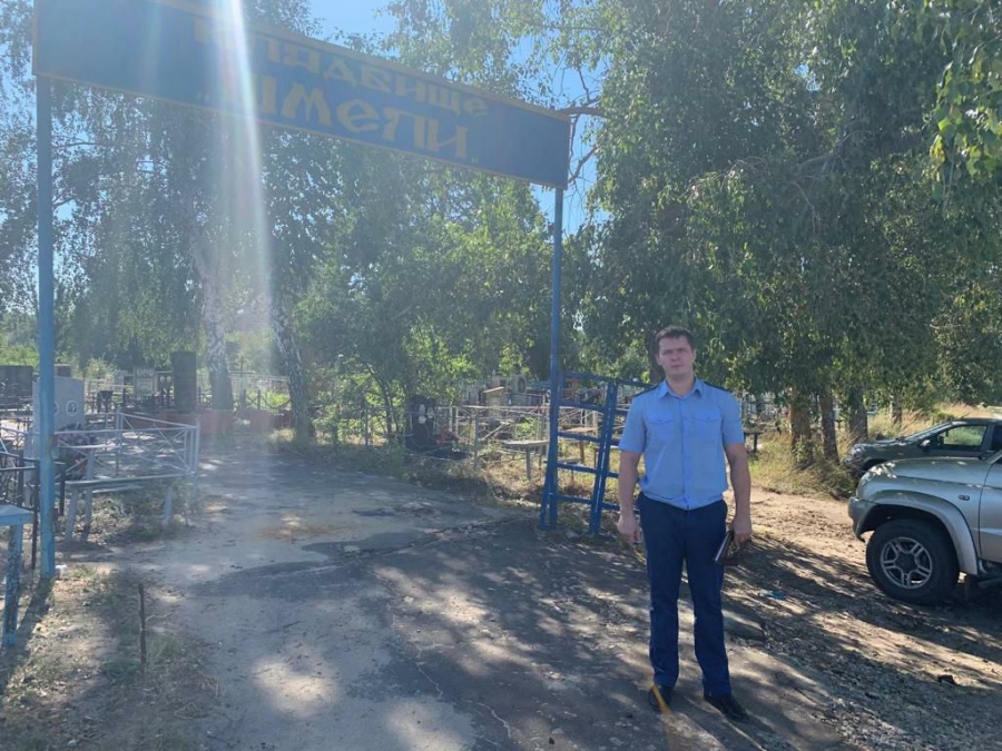 В Ртищеве обнаружили свалки мусора на кладбище без забора