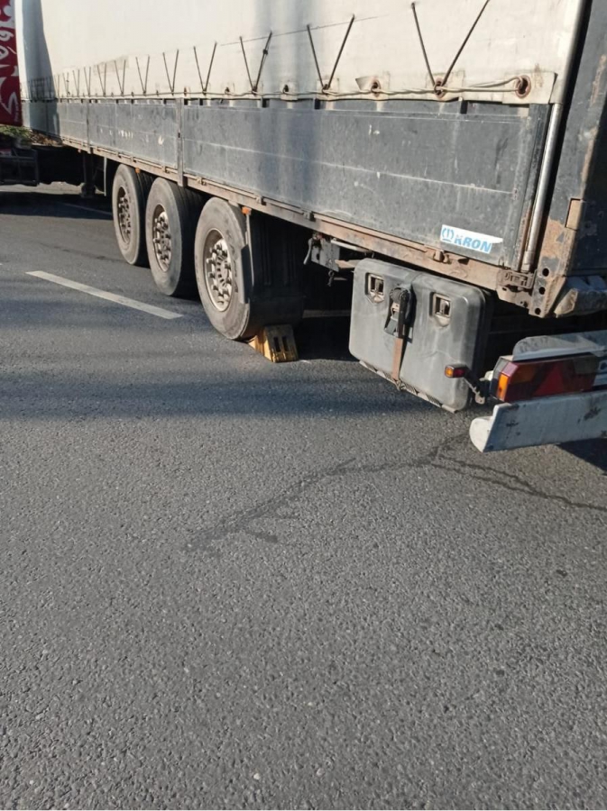 На Алтынной горе фура травмировала своего водителя