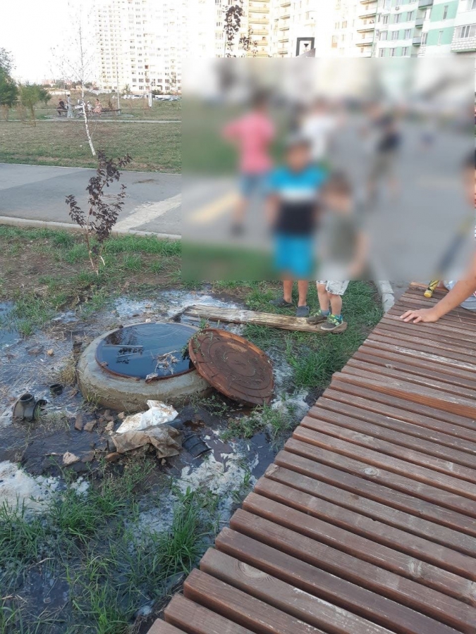 Очевидец: В Изумрудном дети играют у открытого люка с водой