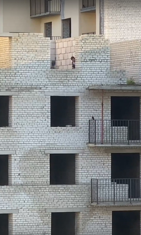 В Юбилейном с долгостроя дети бросают камни в людей и машины