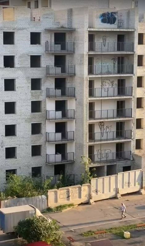 В Юбилейном с долгостроя дети бросают камни в людей и машины