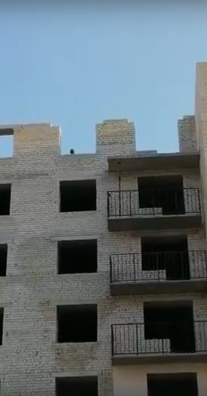 В Юбилейном с долгостроя дети бросают камни в людей и машины