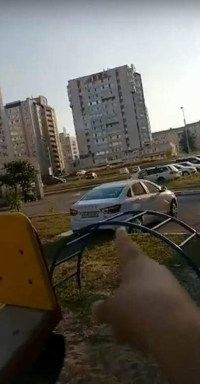 В Юбилейном с долгостроя дети бросают камни в людей и машины