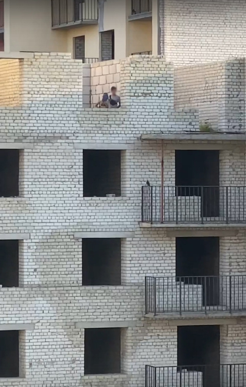 В Юбилейном с долгостроя дети бросают камни в людей и машины