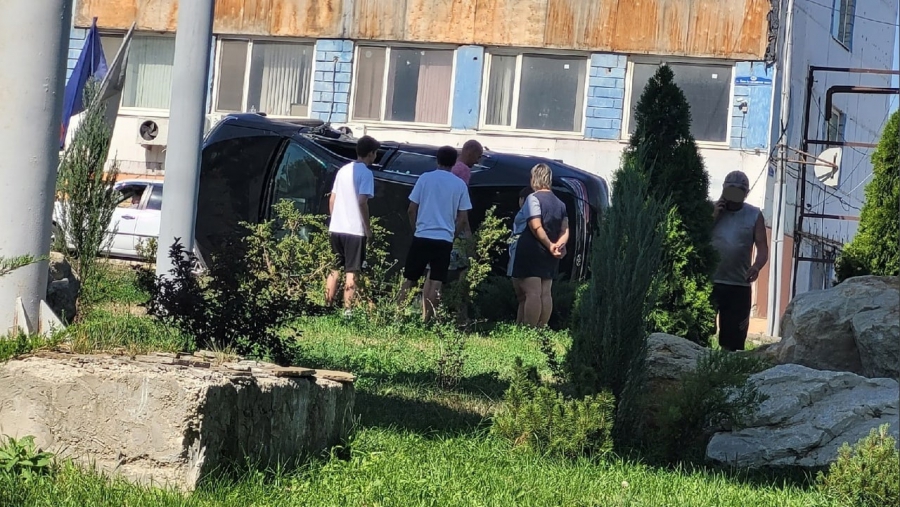 В Заводском районе «Тойота» опрокинулась на бок после ДТП