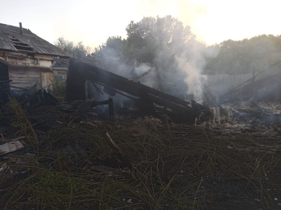 Пугачевцы спасли куриц от гибели на пожаре