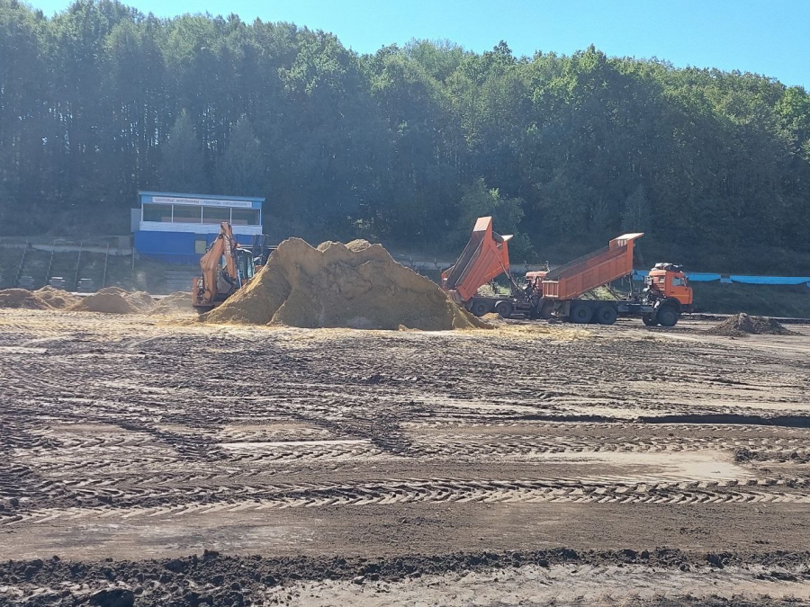 Депутат Рогожин проконтролировал реконструкцию стадиона в Базарном Карабулаке