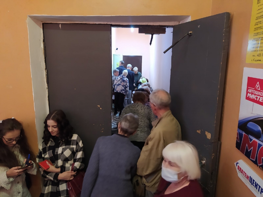 Саратовцы часами стоят в очереди за льготными транспортными картами