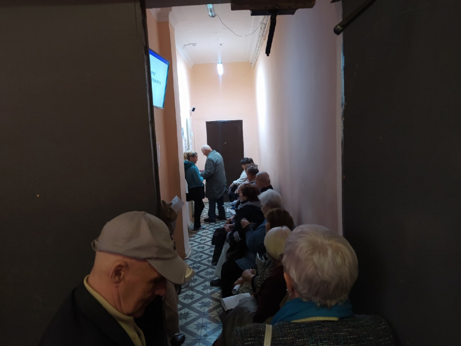 Саратовцы часами стоят в очереди за льготными транспортными картами