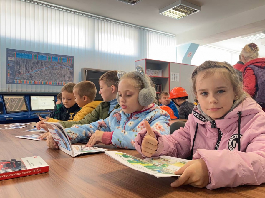 Саратовские школьники побывали в роли машинистов электропоездов