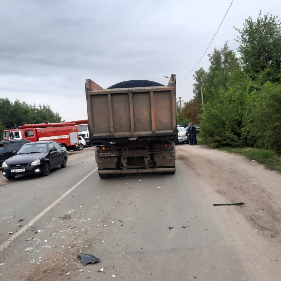 В Петровске таксист и два пассажира пострадали в ДТП с «КамАЗом»