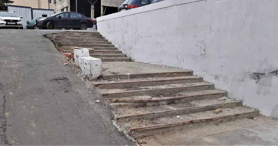 На набережной Саратова возле Ротонды рушится лестница