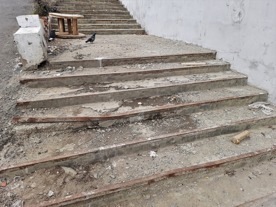 На набережной Саратова возле Ротонды рушится лестница