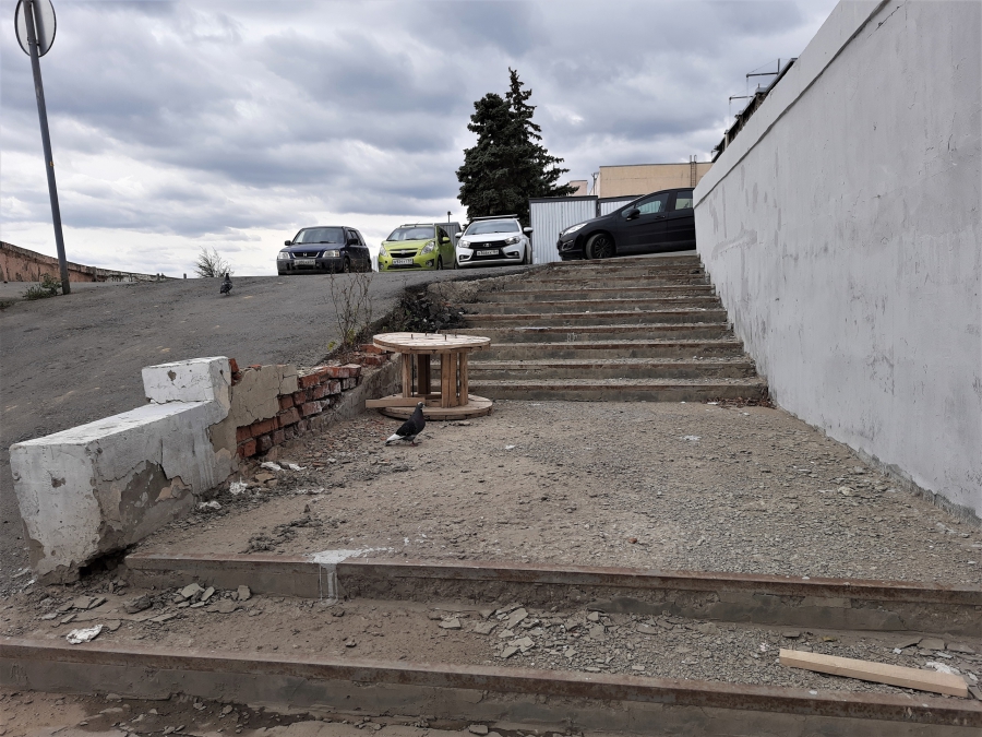 На набережной Саратова возле Ротонды рушится лестница
