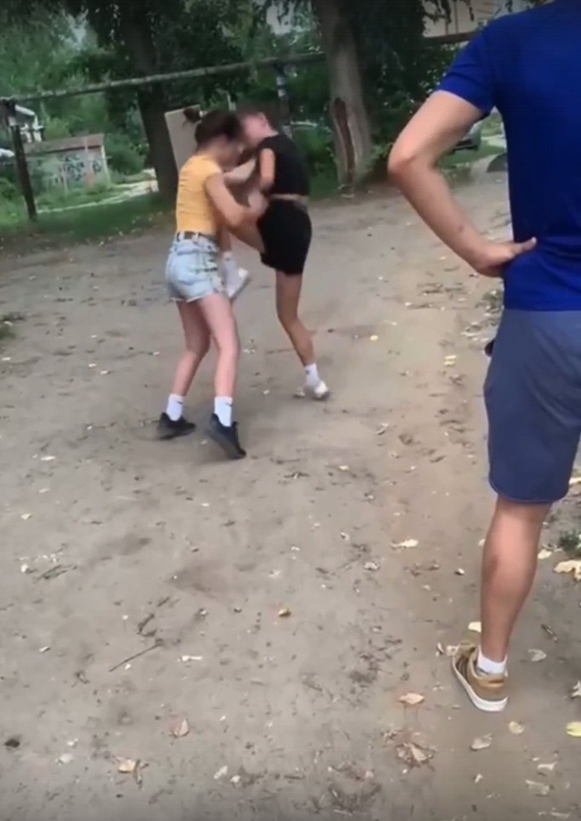 В Энгельсе прокуратура начала проверку из-за сообщения о драке девочек