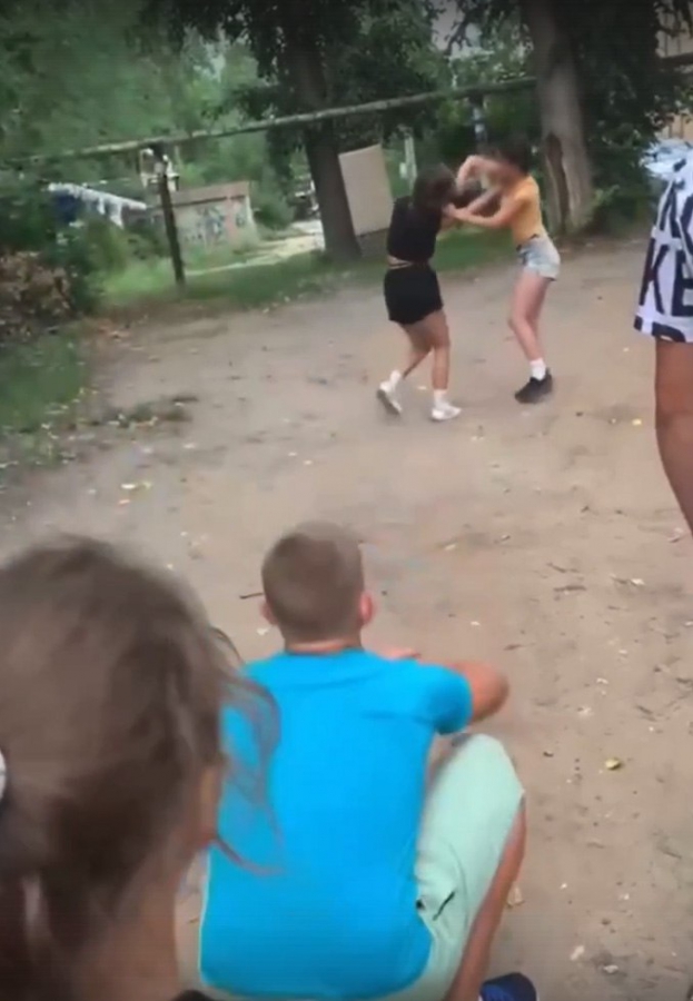 В Энгельсе прокуратура начала проверку из-за сообщения о драке девочек