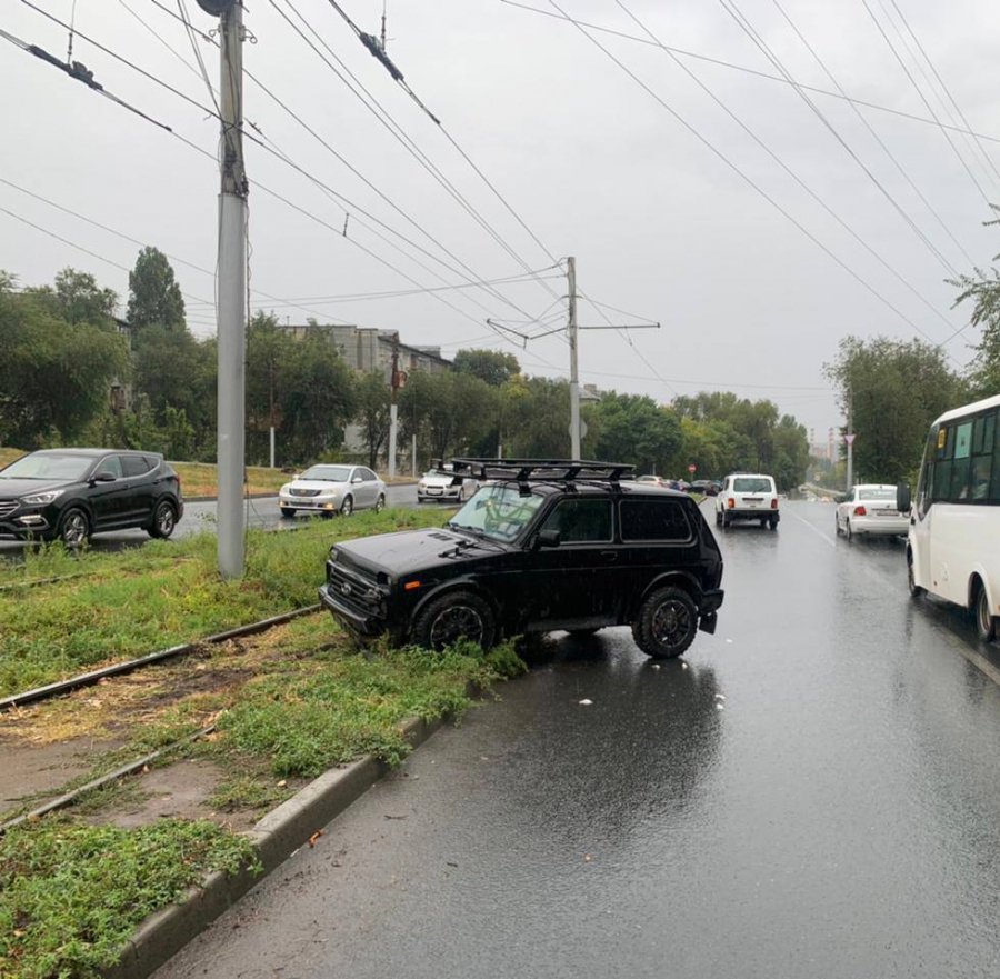 В Заводском районе «Нива» врезалась в бордюр и вылетела на трамвайные пути