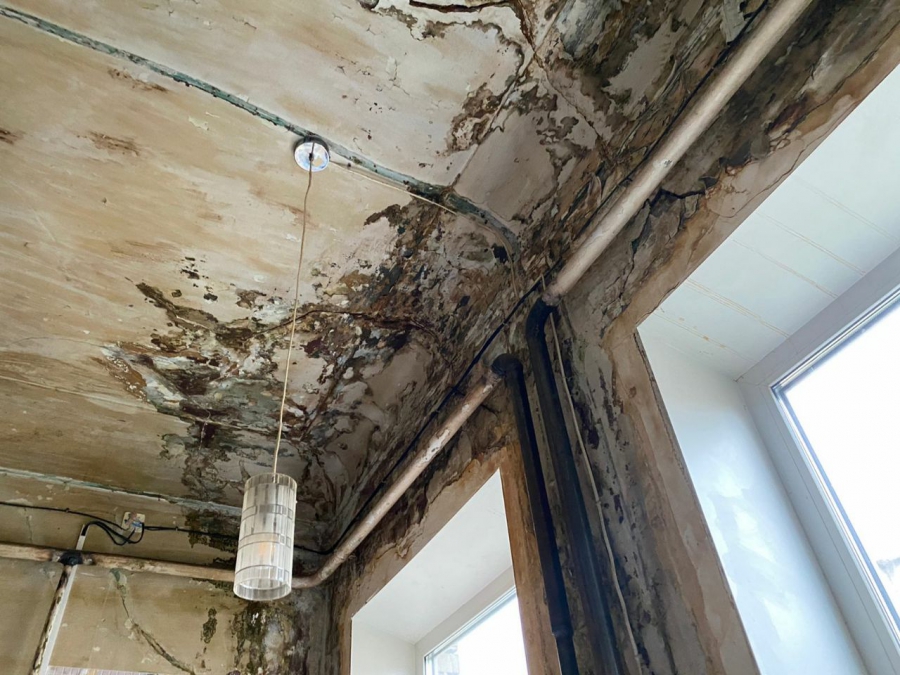 Прокуратура начала проверку после обрушения фасада старинного дома на Дзержинского