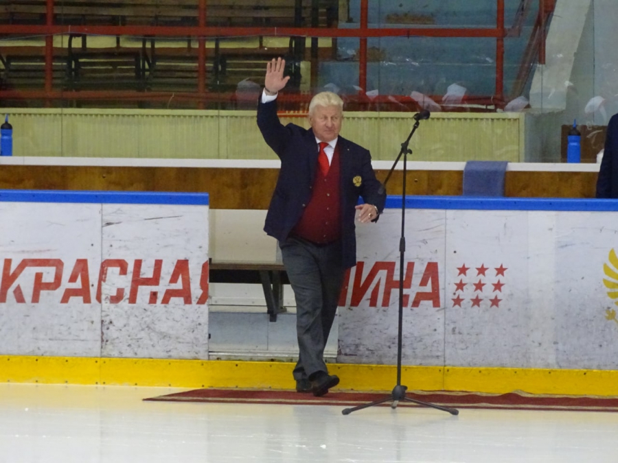 Капитан «Кристалла» получил приз из рук легенд хоккея