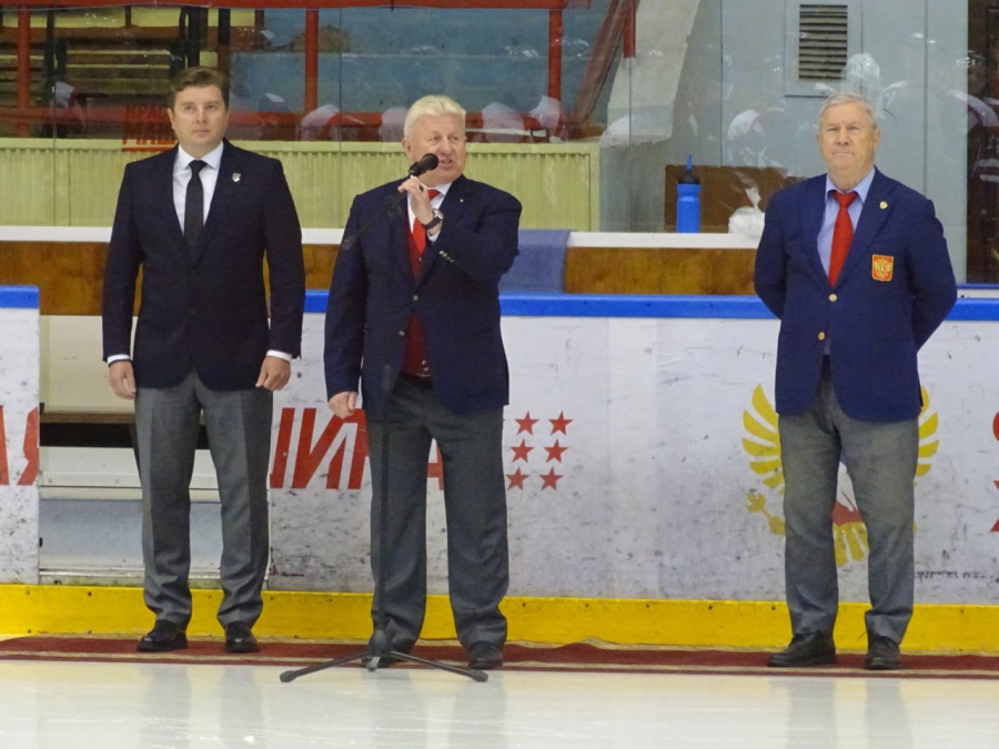 Капитан «Кристалла» получил приз из рук легенд хоккея