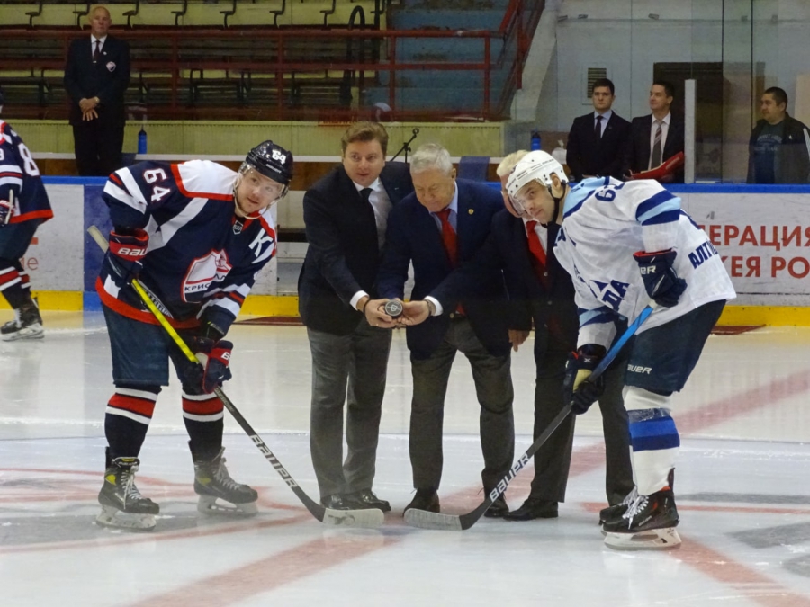 Капитан «Кристалла» получил приз из рук легенд хоккея