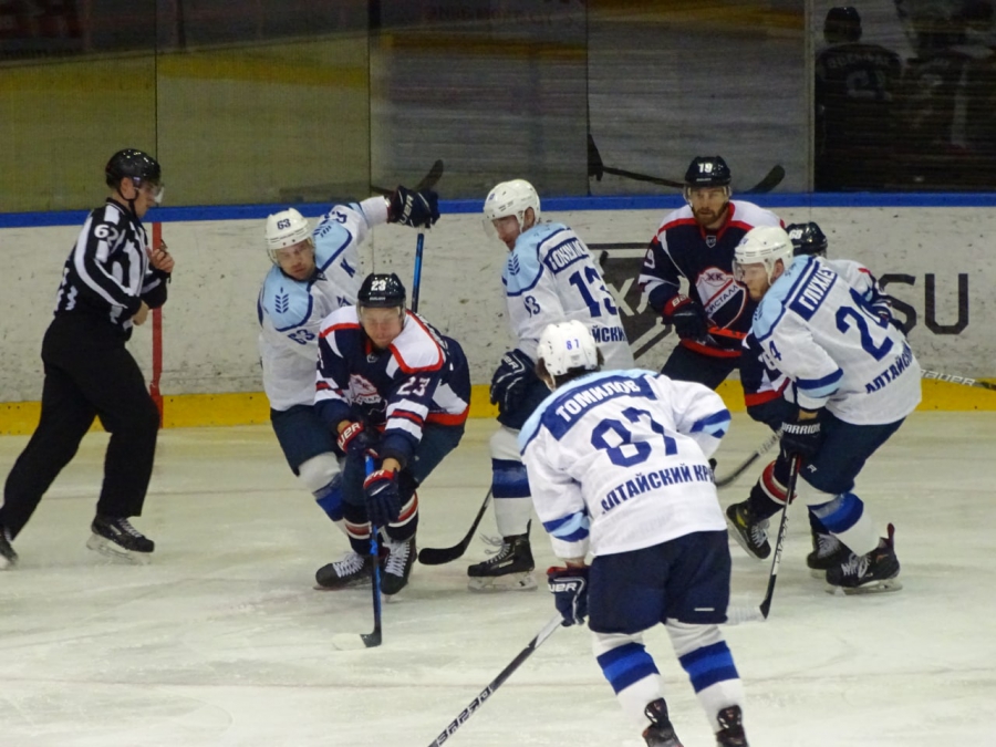 Капитан «Кристалла» получил приз из рук легенд хоккея