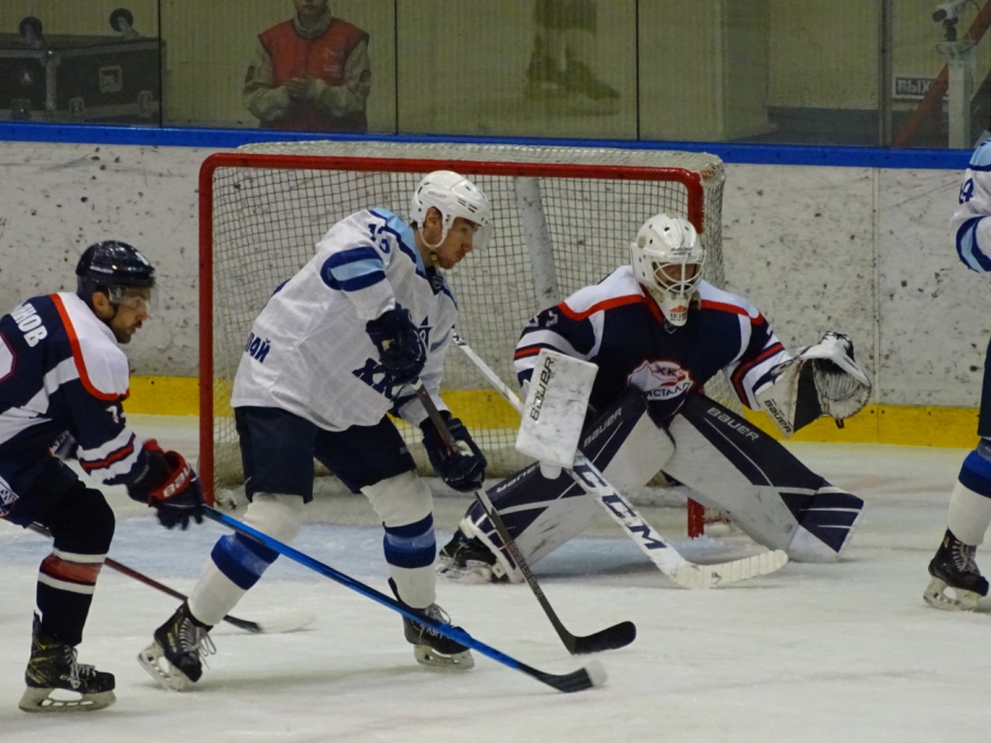 Капитан «Кристалла» получил приз из рук легенд хоккея