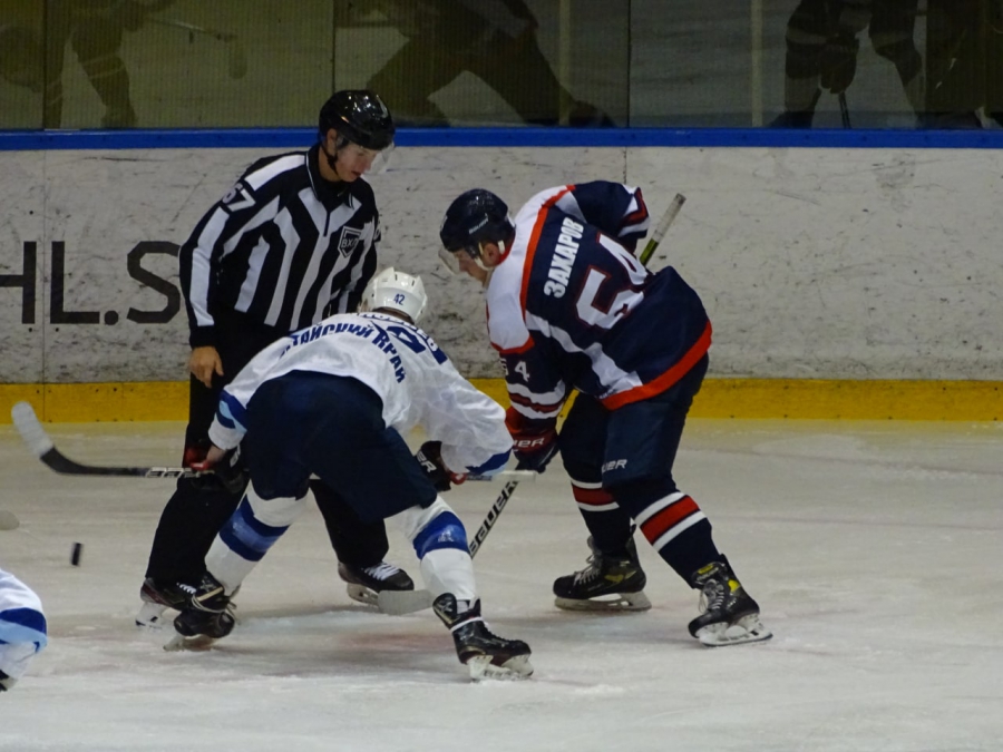 Капитан «Кристалла» получил приз из рук легенд хоккея