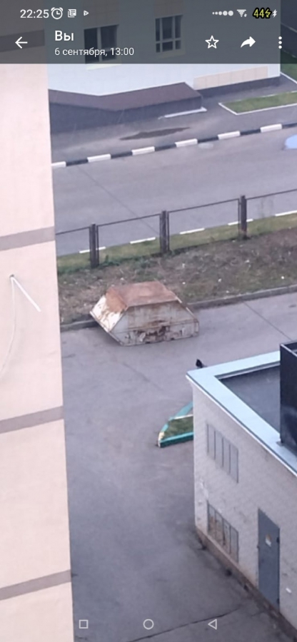 В Солнечном-2 пожаловались на «припаркованный» перевернутый бак для мусора