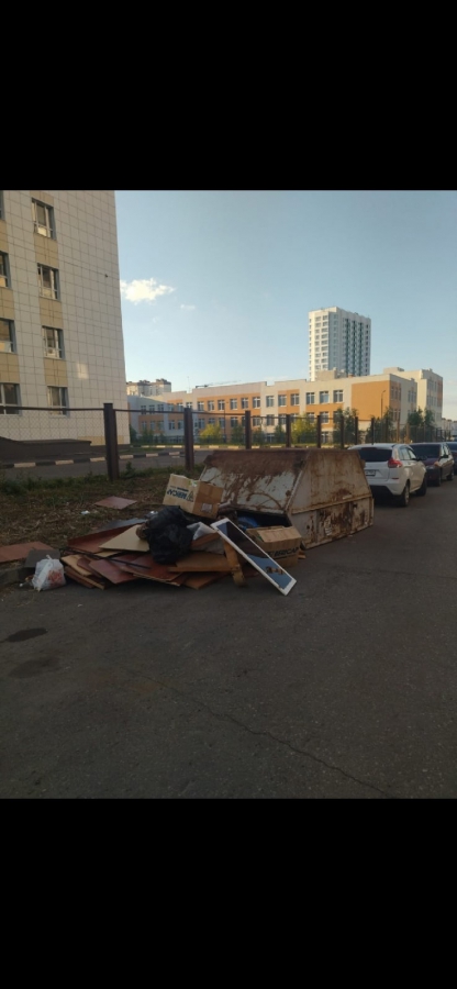 В Солнечном-2 пожаловались на «припаркованный» перевернутый бак для мусора