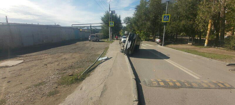 В Ленинском районе легковушка перевернулась на бок. Ранена женщина