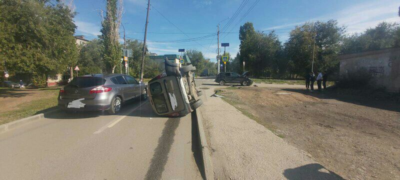 В Ленинском районе легковушка перевернулась на бок. Ранена женщина
