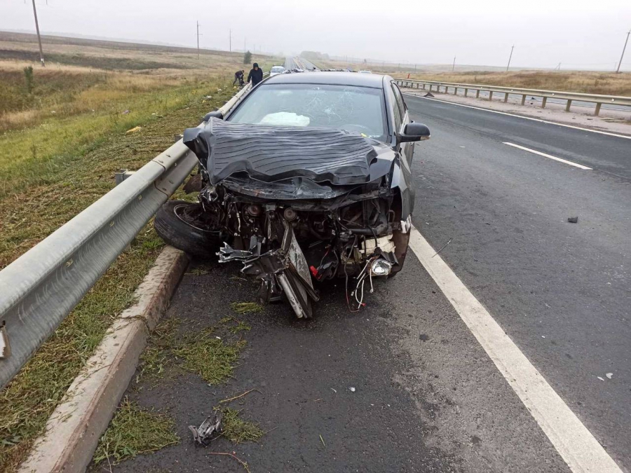 Под Саратовом машина врезалась в отбойник. Два ребенка в больнице