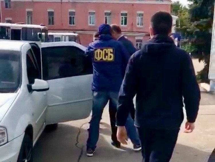 В Саратове пресекли попытку дачи взятки полицейскому на 3 млн рублей