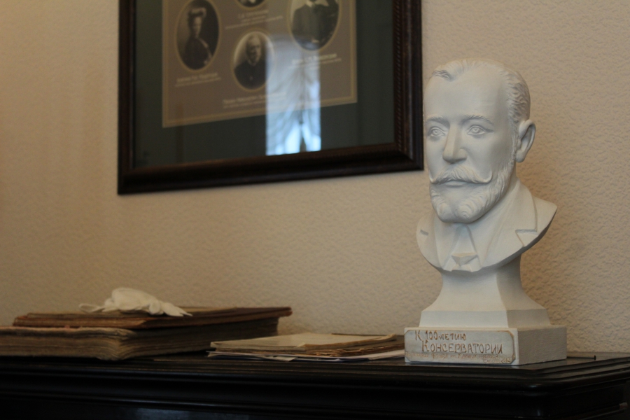 В Саратовской консерватории показали рояль Рахманинова и рассказали о призраке