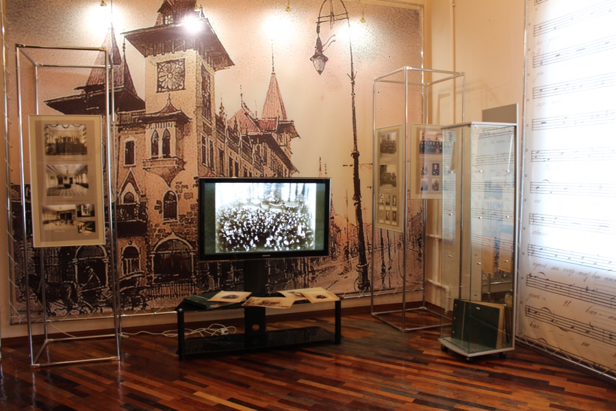 В Саратовской консерватории показали рояль Рахманинова и рассказали о призраке