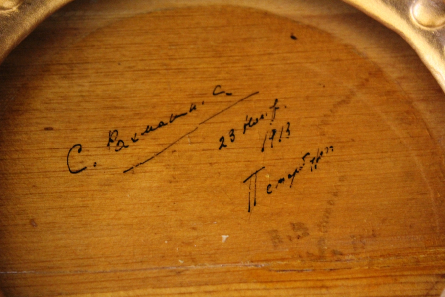 В Саратовской консерватории показали рояль Рахманинова и рассказали о призраке