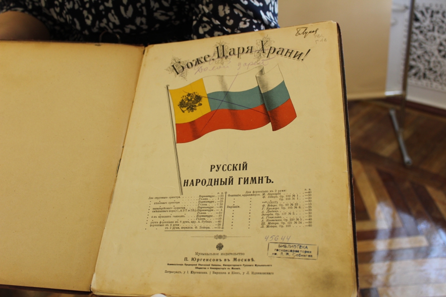 В Саратовской консерватории показали рояль Рахманинова и рассказали о призраке
