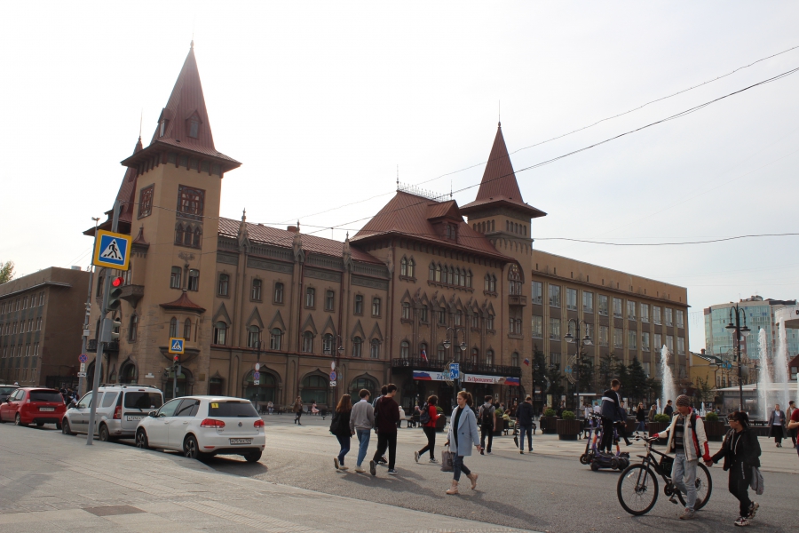 В Саратовской консерватории показали рояль Рахманинова и рассказали о призраке