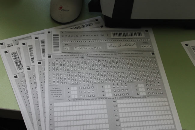 Министр образования и журналисты сдали ЕГЭ