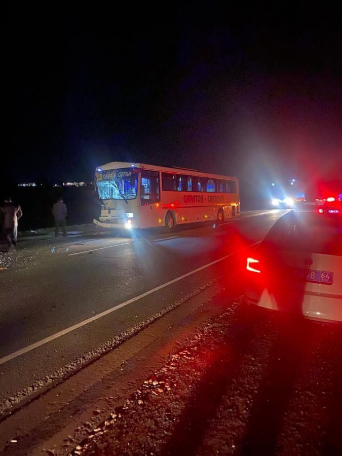 В Саратове 5 человек пострадали в столкновении автобуса и «КамАЗа»
