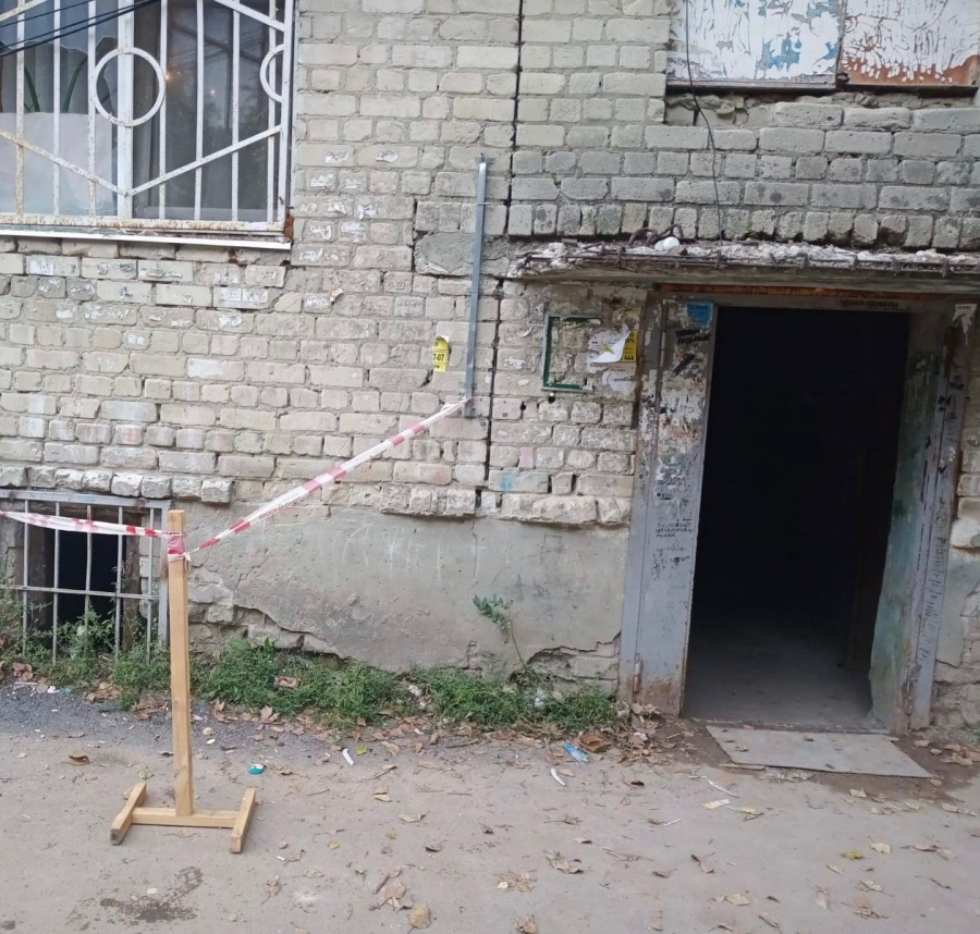 На Азина кирпич упал на девочку с дома под снос. Комментарий чиновников