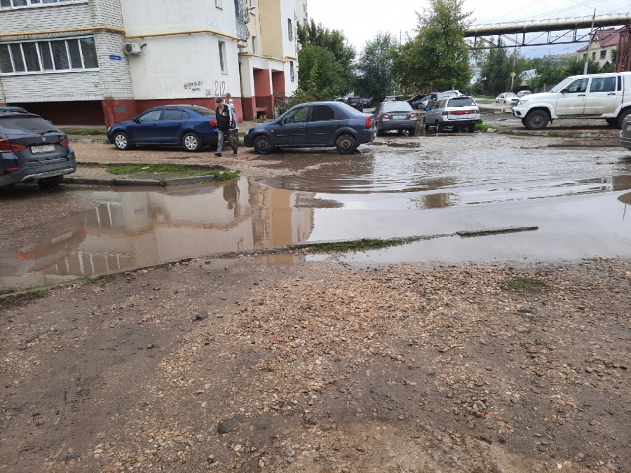 Жители Заводского района пожаловались на затопленную улицу